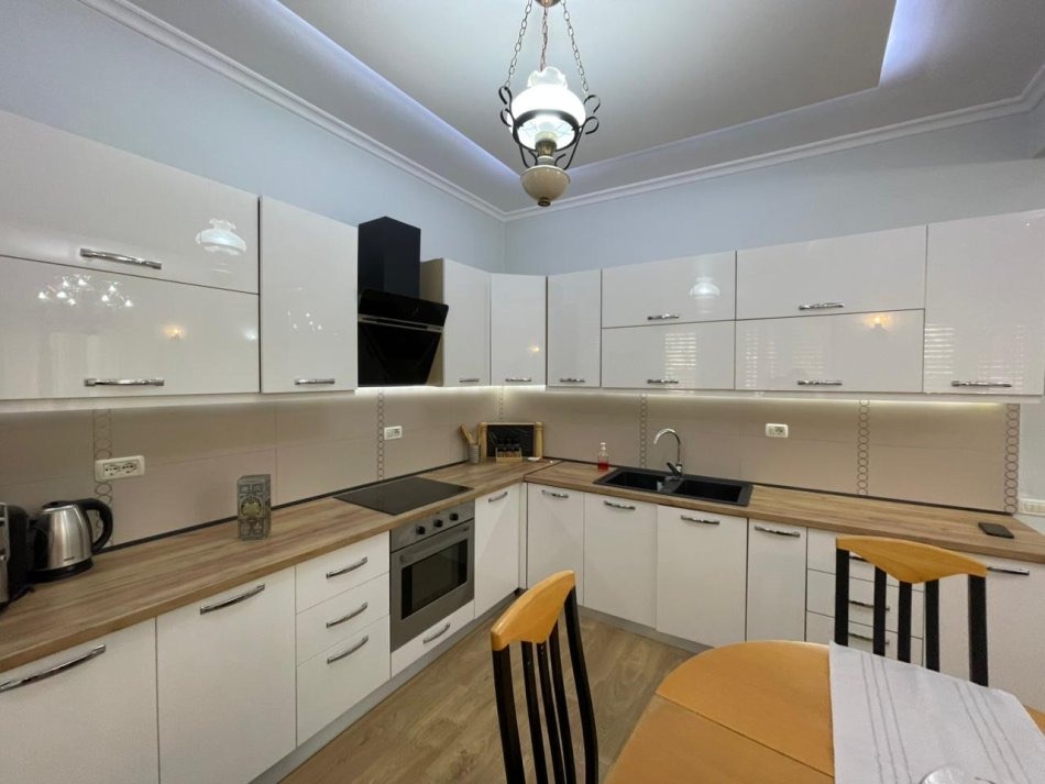 Tirane, jepet me qera apartament 2+1 Kati 2, 103 m² 850 € (Rruga e Durresit)