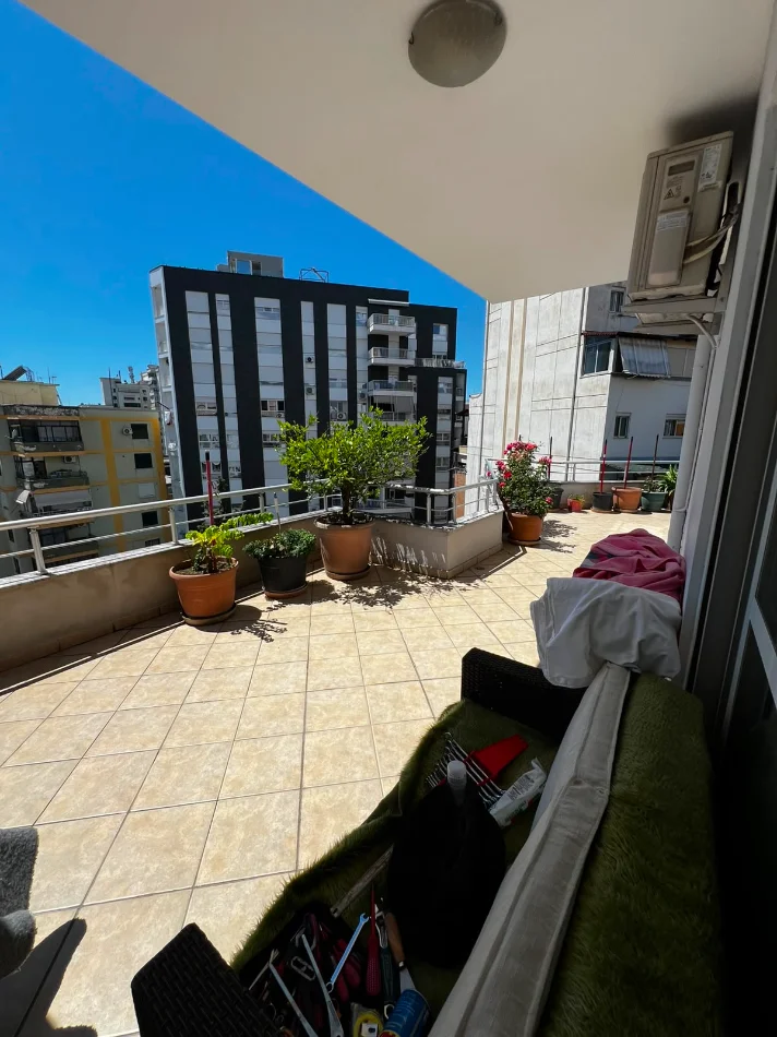Tirane, jepet me qera apartament 1+1+Ballkon Kati 8, 110 m² 600 € (Rruga e Barrikadave)