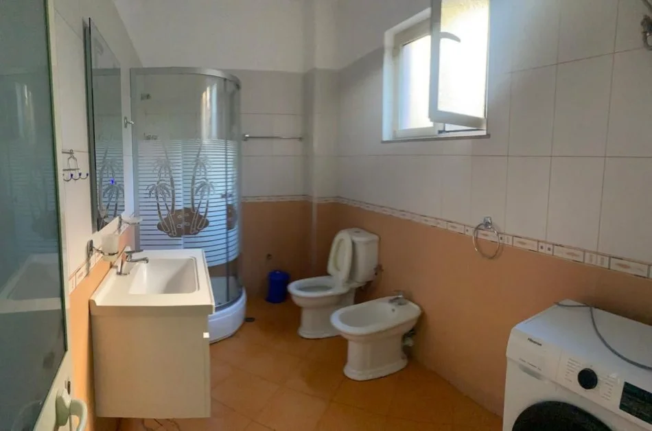 Tirane, jepet me qera shtepi 2+1+Ballkon Kati 1, 100 m² 400 € (rruga Kristaq Capo)