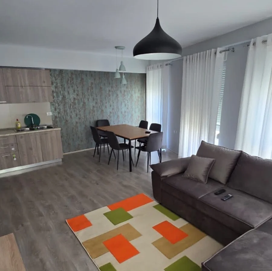 Tirane, jepet me qera apartament 2+1+Ballkon , 700 € (21 Dhjetori)