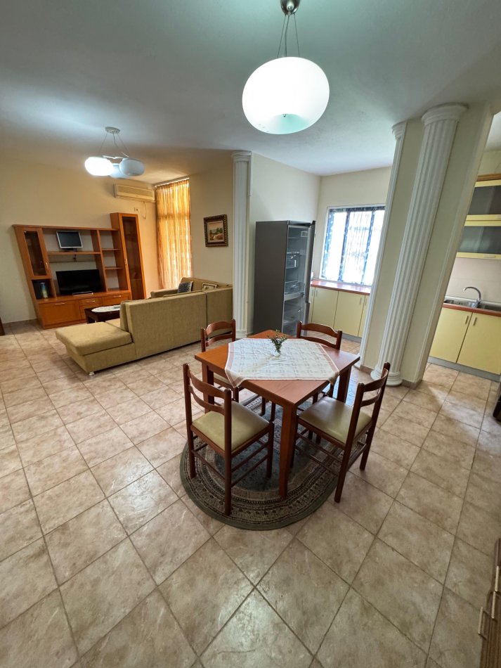 Tirane, jepet me qera apartament 1+1 Kati 5, 70 m² 550 € (bllok , sheshi willson)