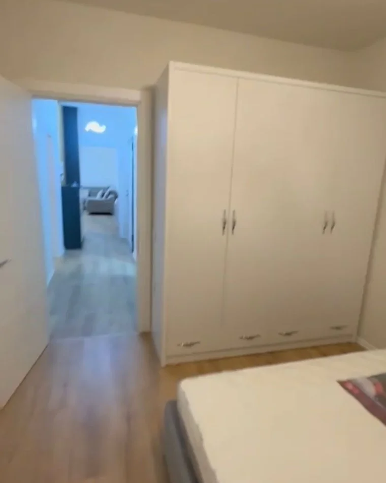 Tirane, jepet me qera apartament 3+1 , 117 m² 550 € 