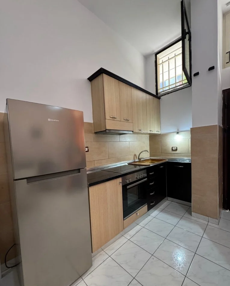 Tirane, jepet me qera apartament 1+1 Kati 0, 40 m² 350 € (rruga 5 Maj)