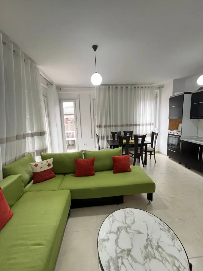 Tirane, jepet me qera apartament 1+1+Ballkon Kati 2, 70 m² 500 € (RRUGA 5 MAJ)