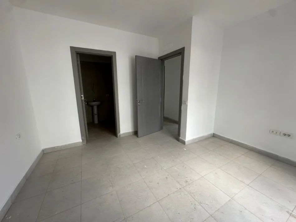 Tirane, jepet me qera apartament 2+1+Ballkon Kati 3, 100 m² 450 € (Rryga 5 Maji)