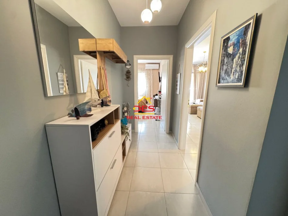 Vlore, jepet me qera apartament 1+1+Ballkon Kati 5, 70 m² 600 € (Rruga Murat Tërbaçi)