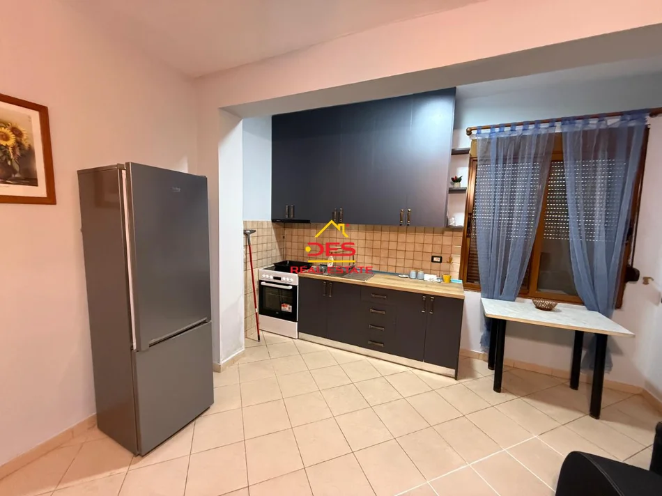 Vlore, jepet me qera apartament 1+1+Ballkon Kati 2, 70 m² 350 € (Rruga Sadik Zotaj)
