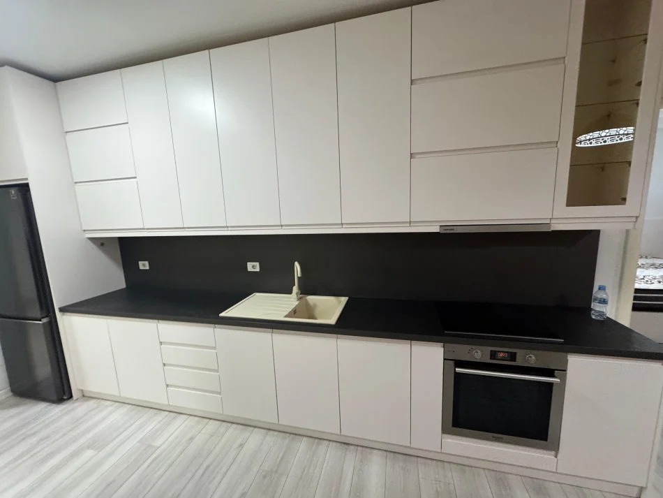 Tirane, jepet me qera apartament 1+1 Kati 2, 59 m² 600 € (Prokuroria e tiranes)