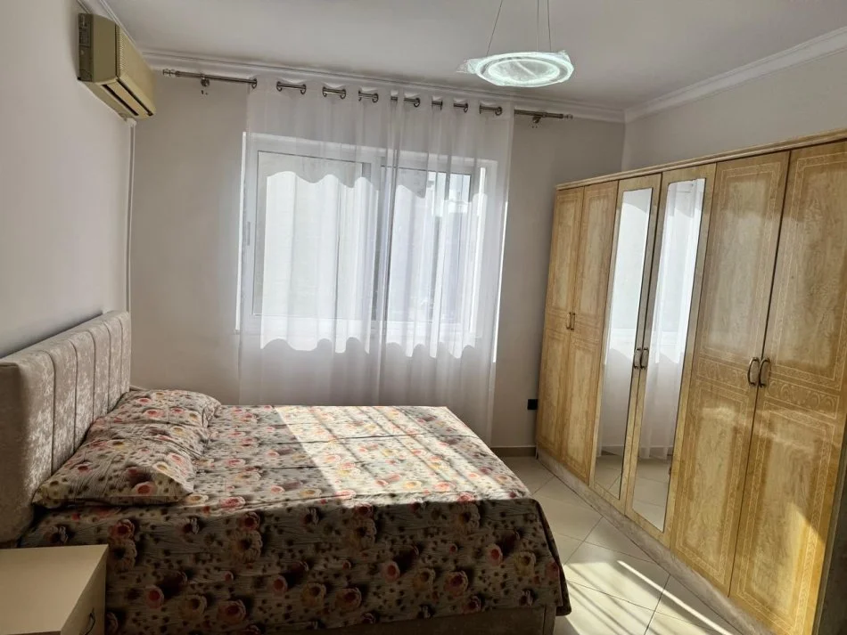 Tirane, jepet me qera apartament 1+1 Kati 4, 500 €