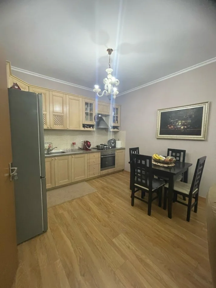 Tirane, jepet me qera apartament 2+1+Ballkon Kati 4, 100 m² 450 € (Rruga : Besim Alla)
