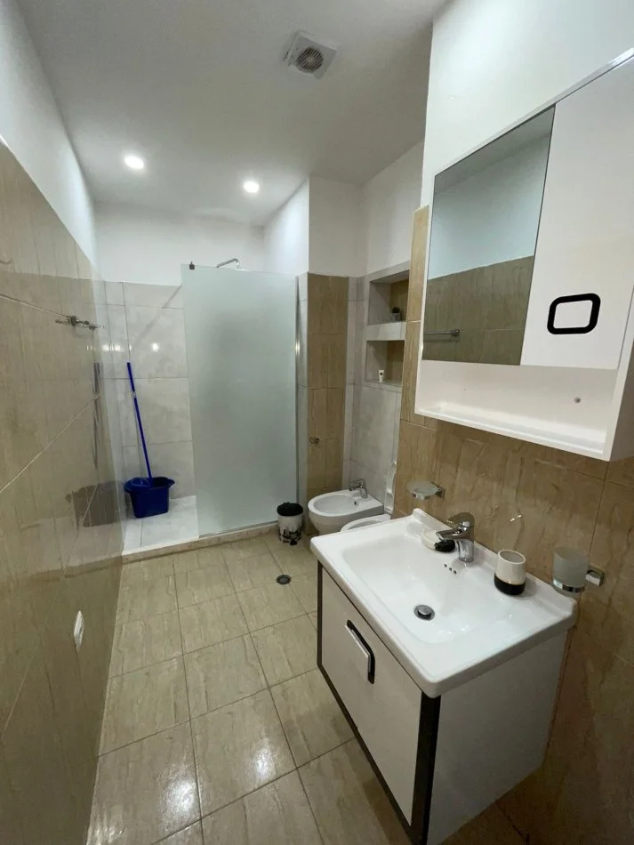 Tirane, jepet me qera apartament 1+1 Kati 1, 65 m² 600 € (9 KATESHET)