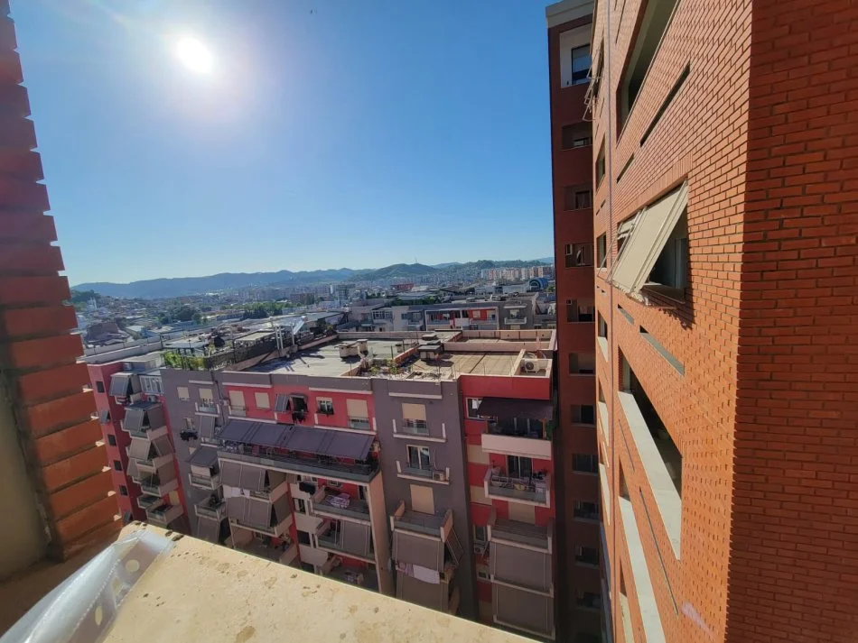 Tirane, jepet me qera apartament 1+1+Aneks+Ballkon Kati 10, 75 m² 450 € (Tirana Golden Park)