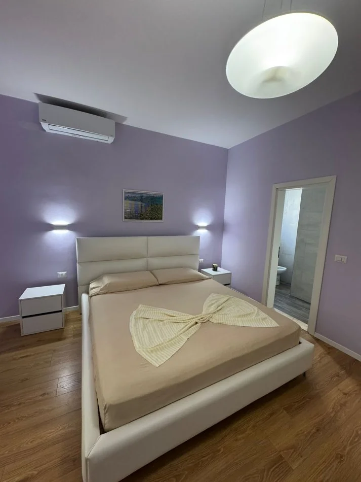 Tirane, jepet me qera apartament 2+1+2 Ballkone Kati 2, prane spitalit Nene Tereza