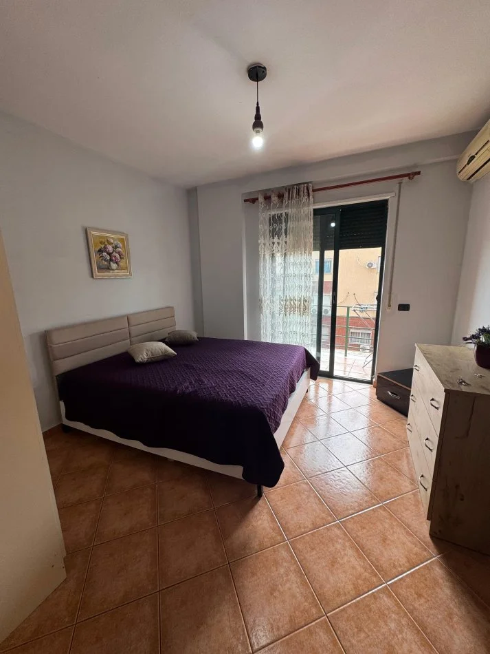 Tirane, jepet me qera apartament 1+1+Ballkon Kati 5, 80 m² 350 € (Prane Restorant Freskut)