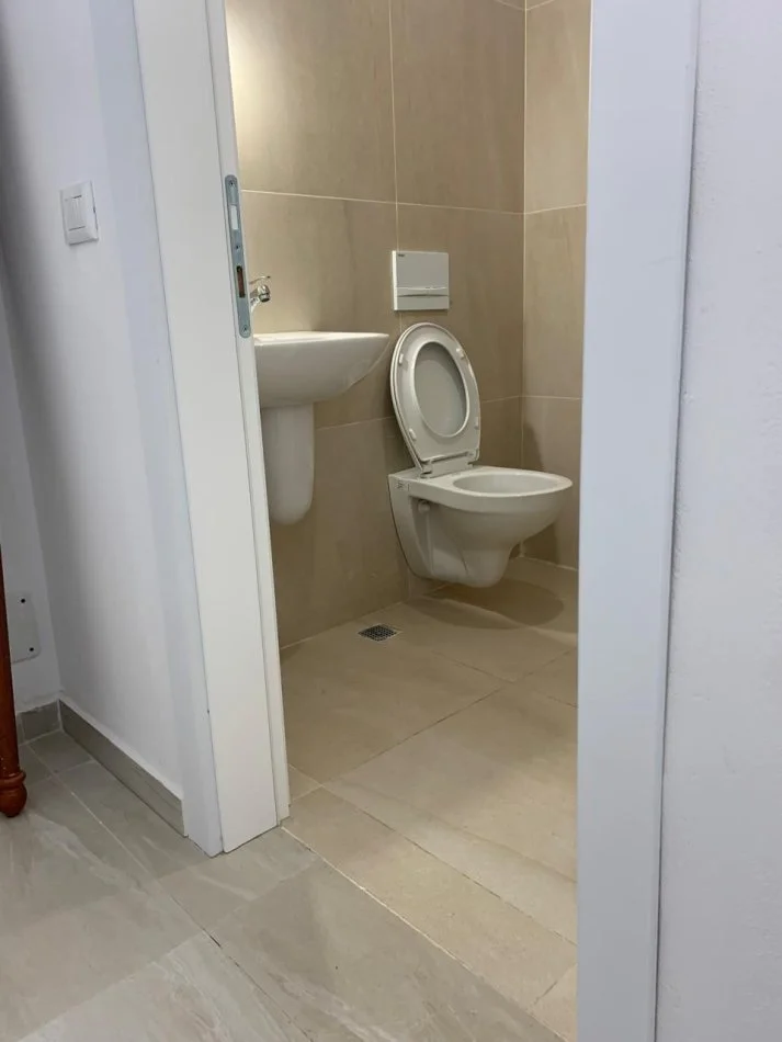 Tirane, jepet me qera dyqan , Kati 0, 20 m² 300 € (Jepet me qira dyqan Komuna e Parisit)