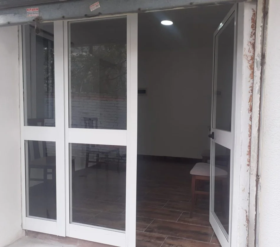 Tirane, jepet me qera dyqan Kati 0, 40 m² 400 € (21 dhjetori te kryqezimi)