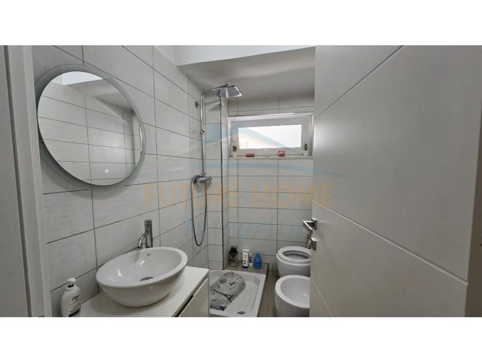 Tirane, jepet me qera apartament 2+1 Kati 4, 60 m² 500 € (Rruga Ferit Xhajko)