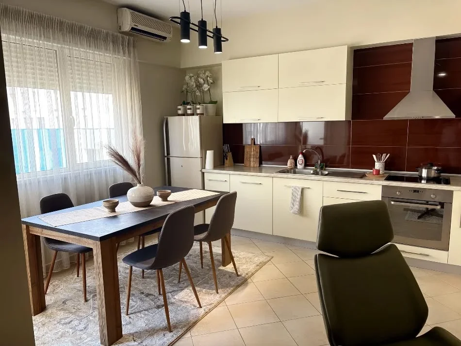 Tirane, jepet me qera apartament 1+1+Ballkon Kati 4, 69 m² 750 € (KRISTAL CENTER)