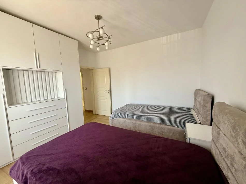 Tirane, jepet me qera apartament 2+1+Aneks+Ballkon Kati 4, 100 m² 800 € (21 dhjetori)