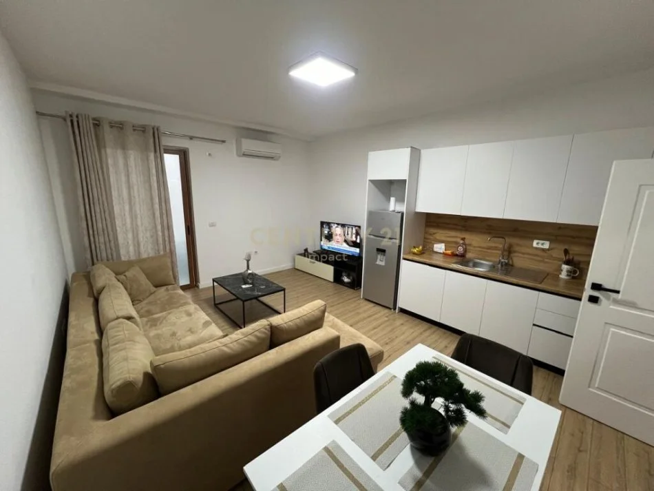 Tirane, shitet apartament 1+1 Kati 3, 83 m² 133.000 € (Selit)
