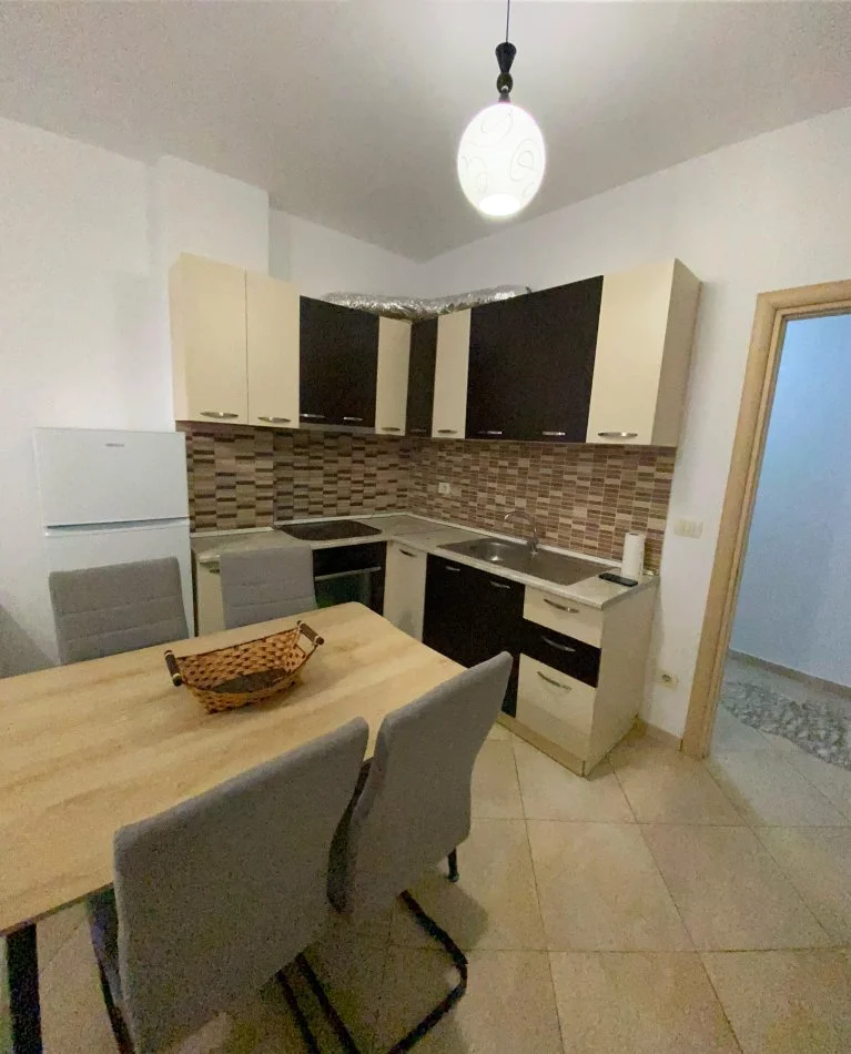 Tirane, jepet me qera apartament 2+1+Ballkon Kati 8, 100 m² 600 € (Astir rruga Teodor Keko)