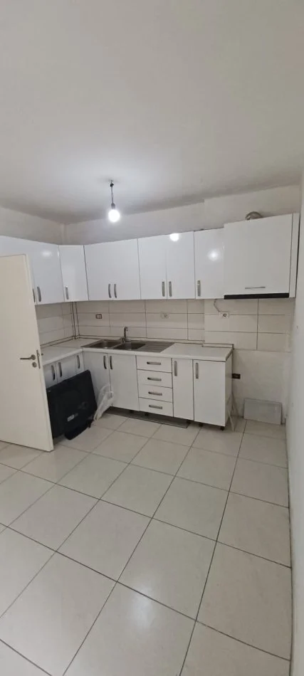 Tirane, jepet me qera apartament 3+1+Aneks+Ballkon Kati 2, 110 m² € (Nikolla Zoraqi prane Fufarmes)