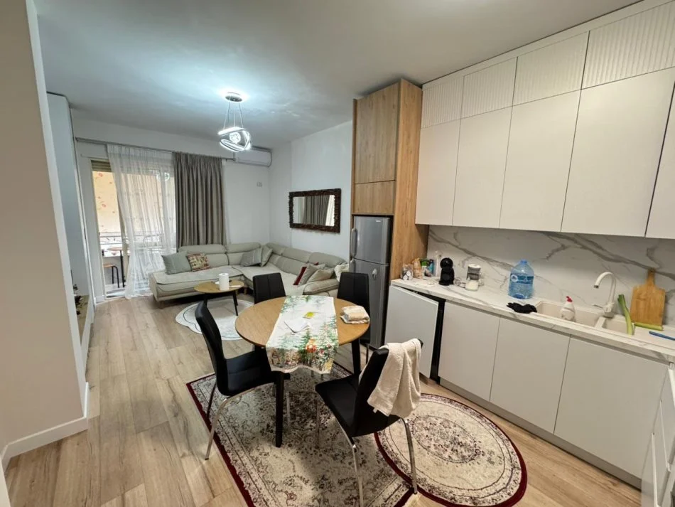 Tirane, jepet me qera apartament 1+1 Kati 1, 62 m² 600 € (Kopshti Zoologjik)