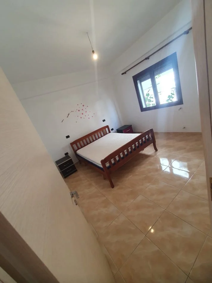 Tirane, jepet me qera apartament 3+1+Ballkon Kati 2, 112 m² 390 € (Shkolla Myslim Shima)