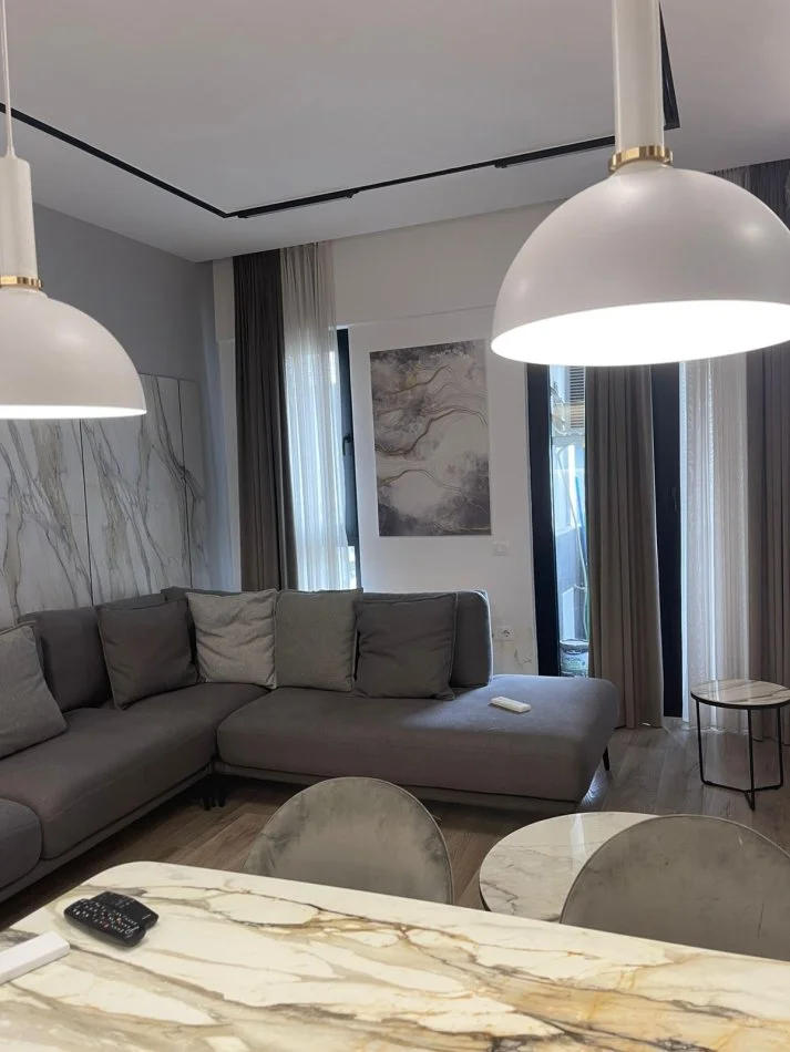 Tirane, jepet me qera apartament 1+1+Ballkon Kati 8, 66 m² (Square 21)