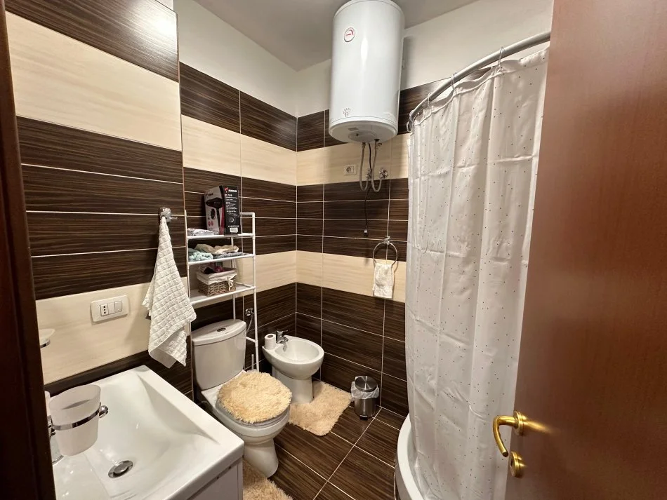 Tirane, jepet me qera apartament 2+1 Kati 7, 120 m² 1.000 € (Zogu zi)