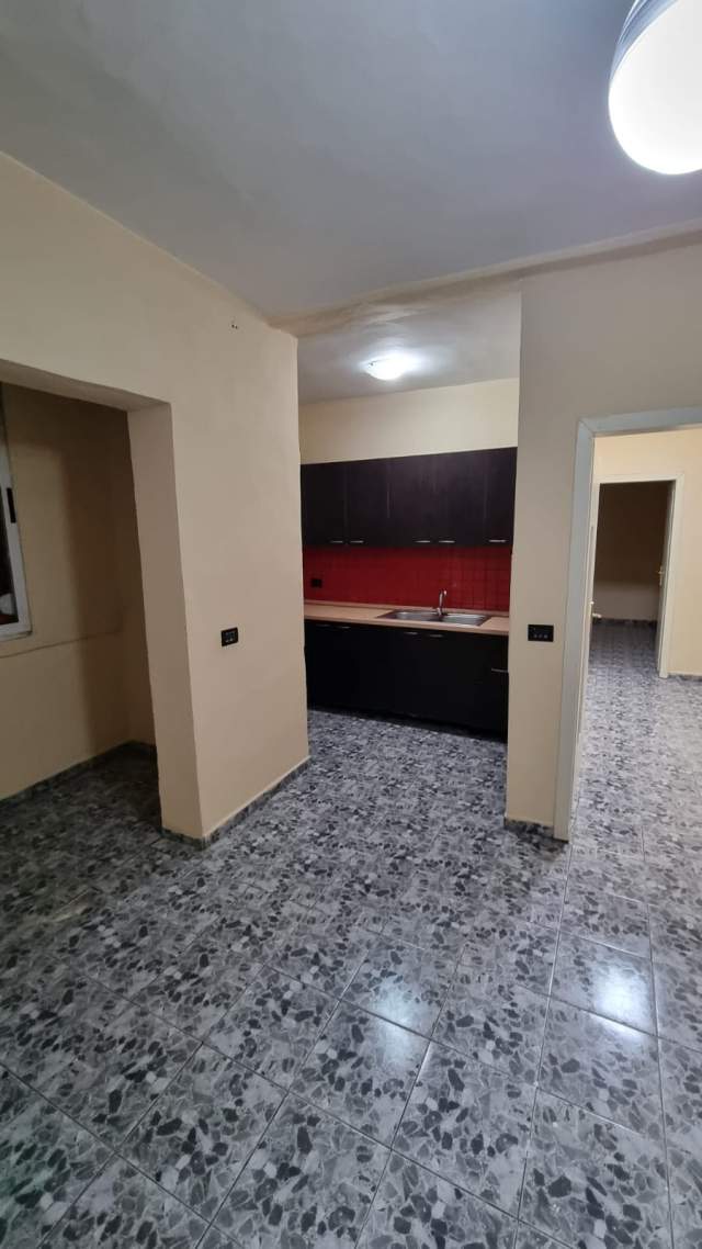 Tirane, jepet me qera apartament 1+1 Kati 3, 55 m² 300 Euro (Ferit Xhajko)