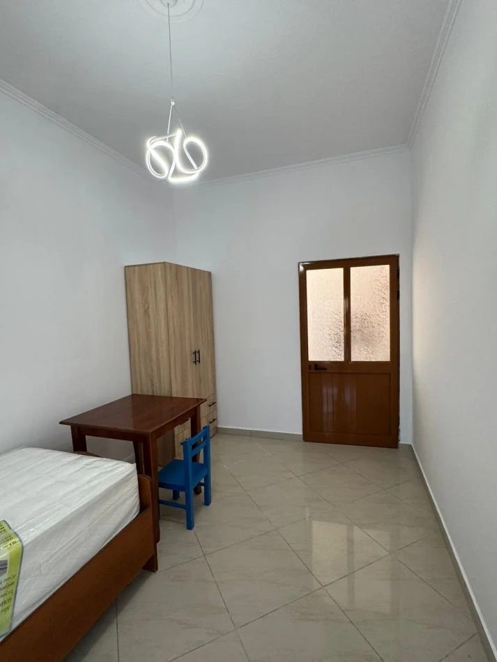 Tirane, jepet me qera shtepi 2+1 Kati 2, 80 m² 450 € (Ne fund te Bulevardit te Ri)