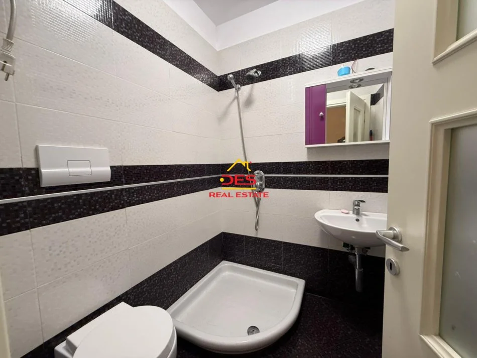 Vlore, jepet me qera apartament 2+1+Ballkon Kati 2, 90 m² 400 € (Rruga Aleksandër Moisiu)