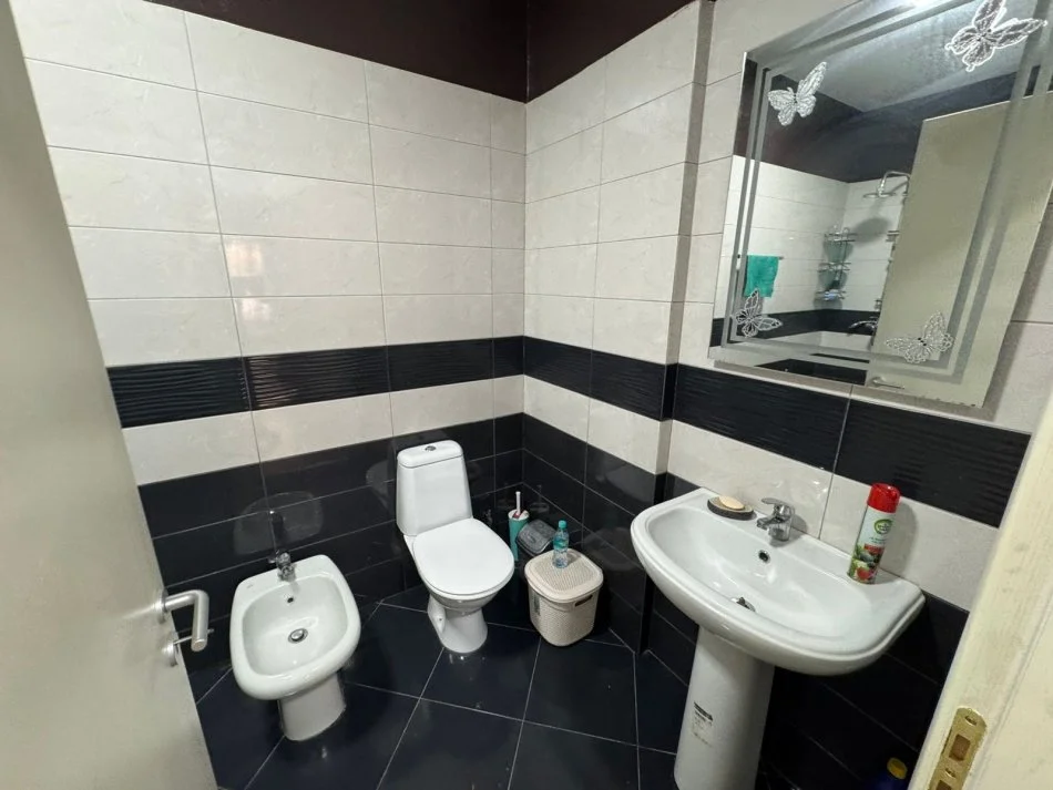 Tirane, jepet me qera apartament 1+1 Kati 2, 59 m² 600 € (Prokuroria e tiranes)