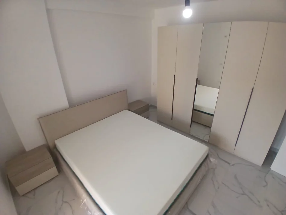 Tirane, jepet me qera apartament 1+1 Kati 4, 60 m² 400 € (Shkoze; pallatet e Tom Doshit)