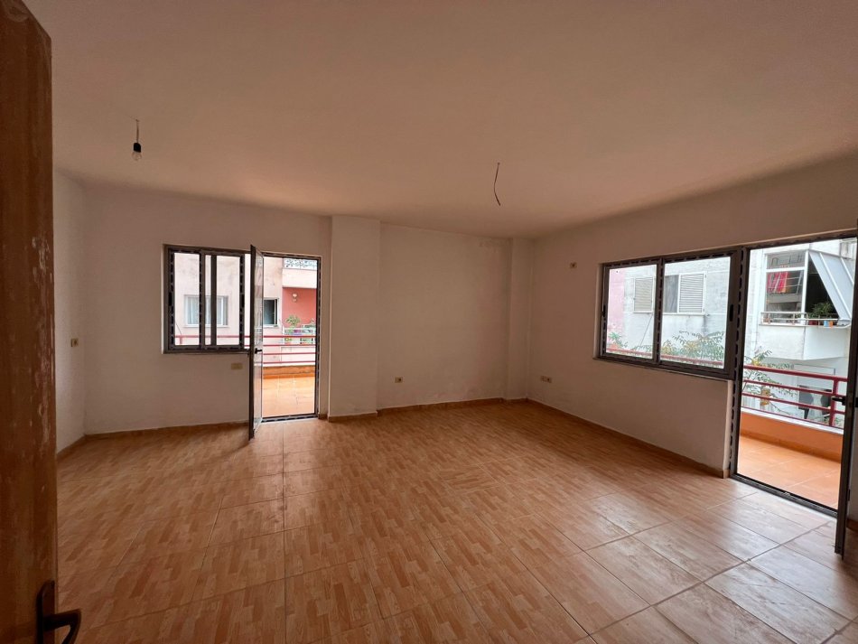 Tirane, shitet apartament 3+1 , 