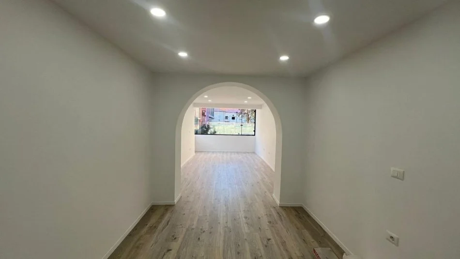 Tirane, jepet me qera ambjent biznesi Kati 0, 46 m² 450 € (Gjik Kuqali)