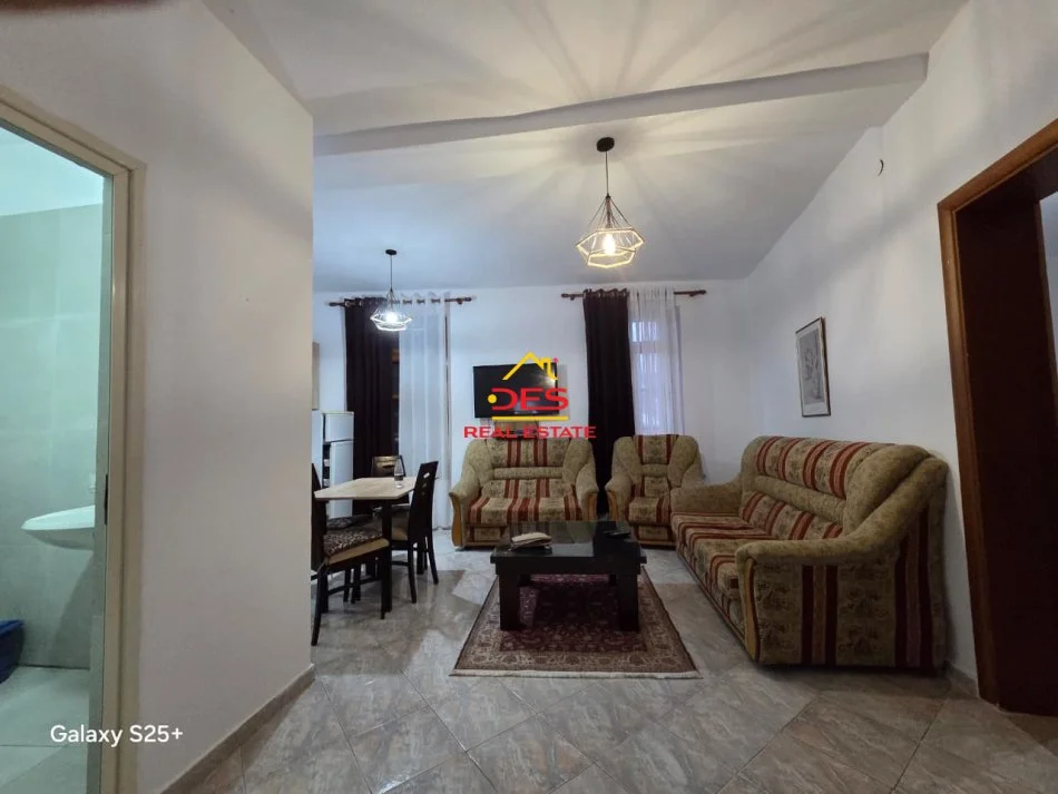 Vlore, jepet me qera apartament 1+1+Ballkon Kati 2, 70 m² 250 € (Rruga Demokracia)