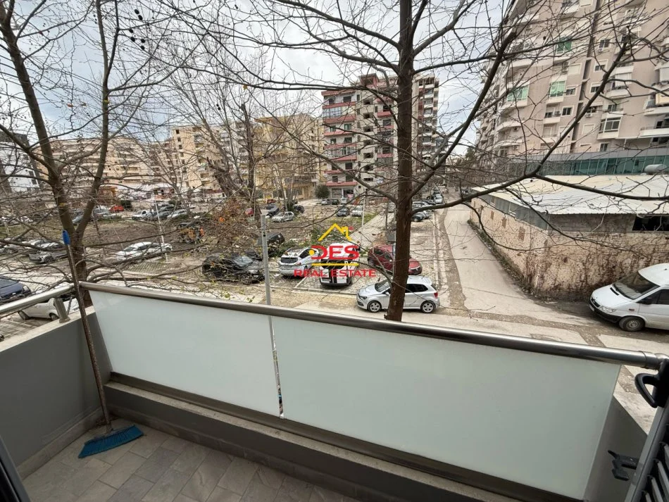 Vlore, jepet me qera apartament 1+1+Ballkon Kati 1, 70 m² 300 € (Rruga Çajupi)