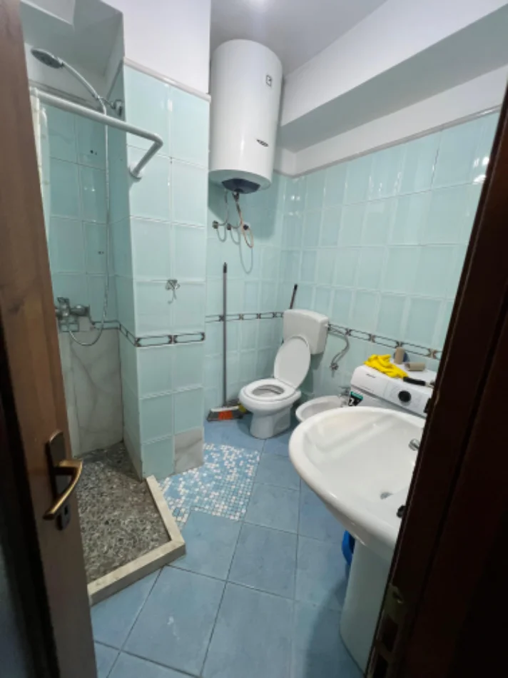 Tirane, jepet me qera apartament Kati 4, 35 m² 400 € (Rruga e Elbasanit perballe Luarasit)
