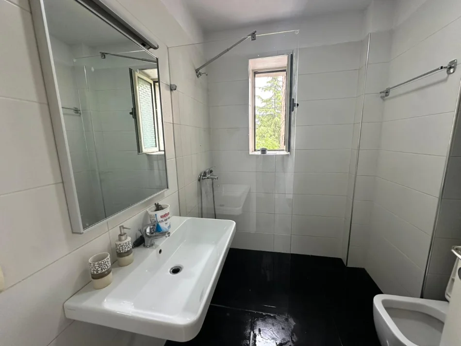 Tirane, jepet me qera apartament 1+1 Kati 1, 65 m² 600 € 