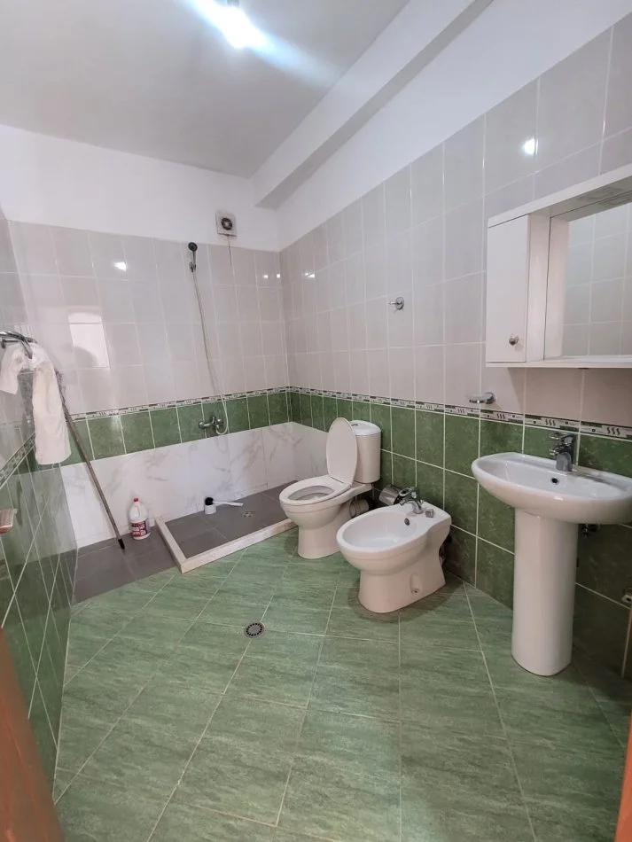 Tirane, jepet me qera apartament 3+1+Ballkon Kati 2, 118 m² 400 € 
