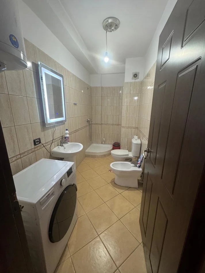 Tirane, jepet me qera apartament 1+1+Ballkon Kati 5, 80 m² 350 € (Prane Restorant Freskut)