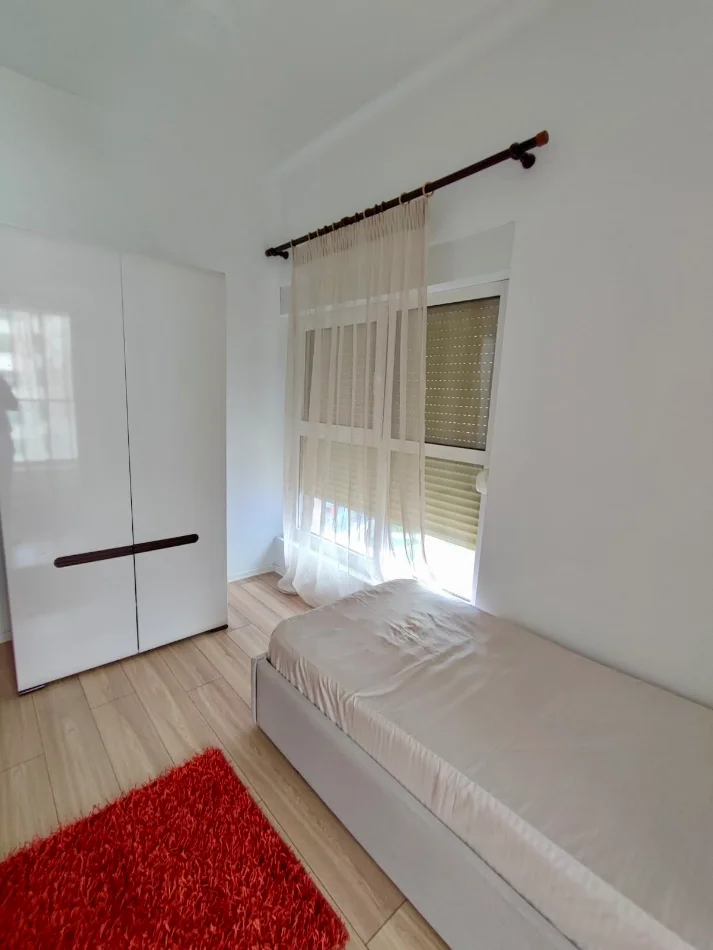 Tirane, jepet me qera apartament 2+1+Ballkon Kati 4, 500 € (Kompleksi Mangalem)