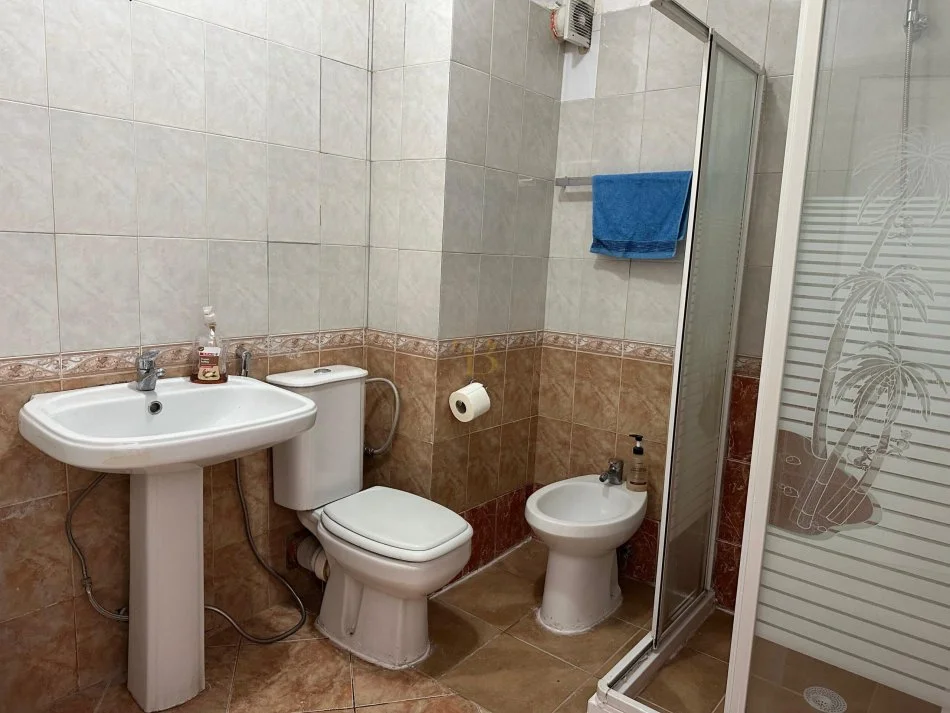 Tirane, jepet me qera apartament 2+1 Kati 2, 94 m² 600 € 