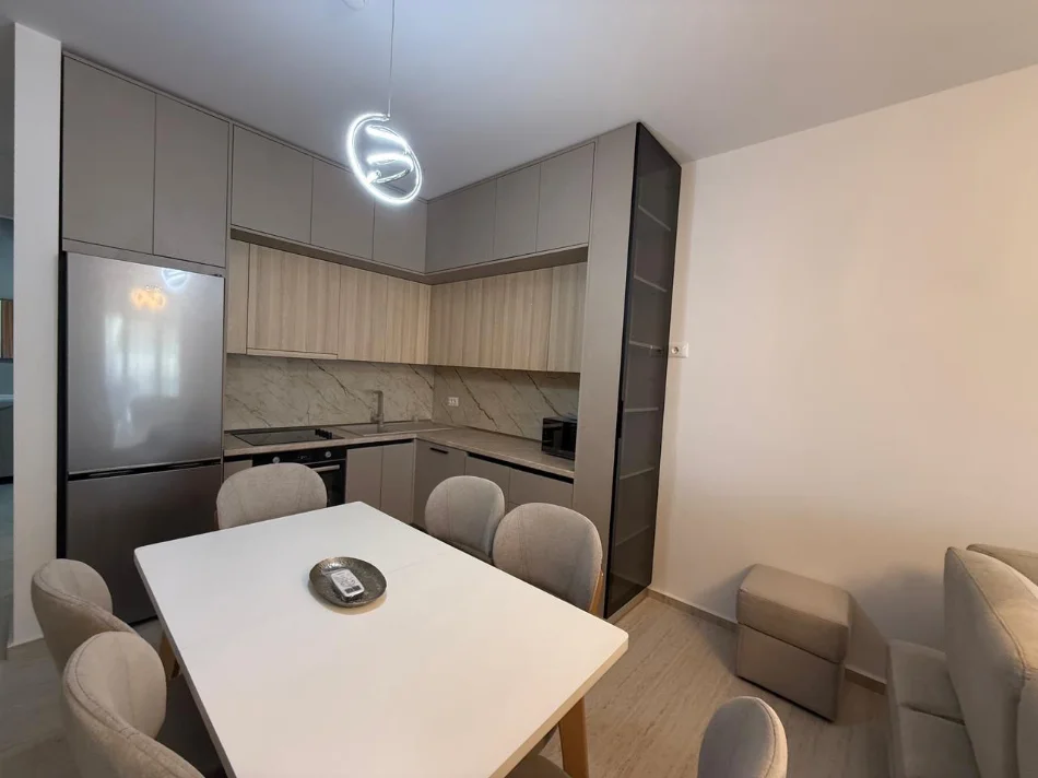 Tirane, jepet me qera apartament 3+1 Kati 2, 120 m² 1.450 € (liqeni thate)