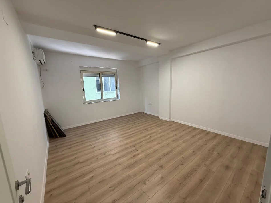 Tirane, jepet me qera ambjent biznesi Kati 2, 70 m² 750 € (Komuna e parisit)