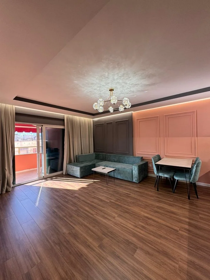 Shitet, Apartament 2+1+2, Komuna e Parisit.