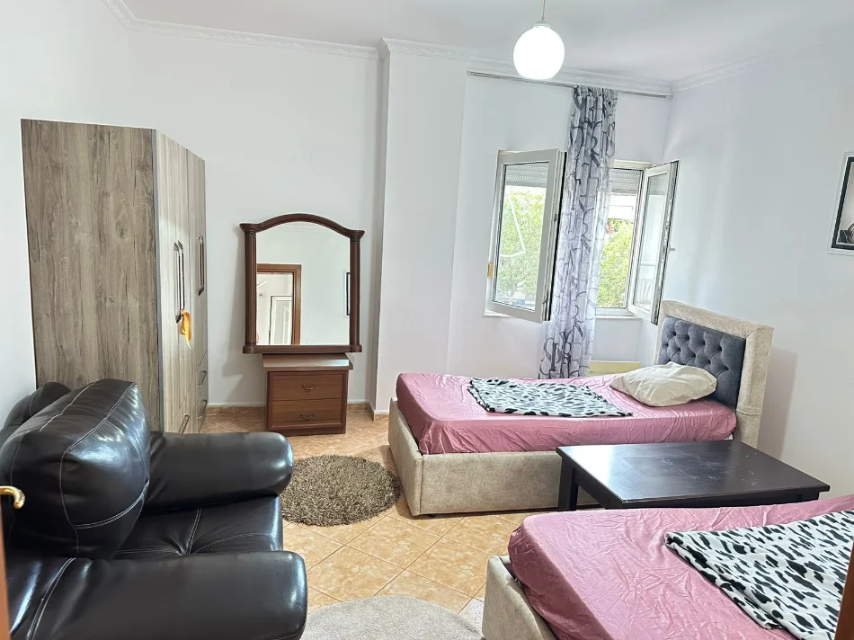 Tirane, jepet me qera apartament 2+1 Kati 3, 115 m² 700 € (Zogu i Zi)