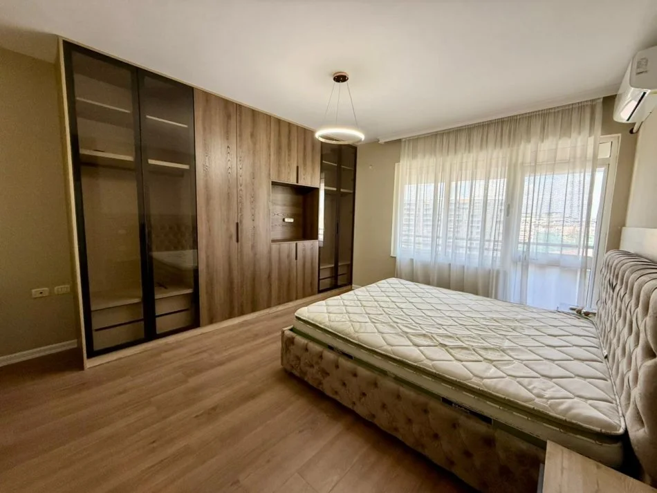 Tirane, jepet me qera apartament 2+1+Aneks+Ballkon , 140 m² 1.000 € 